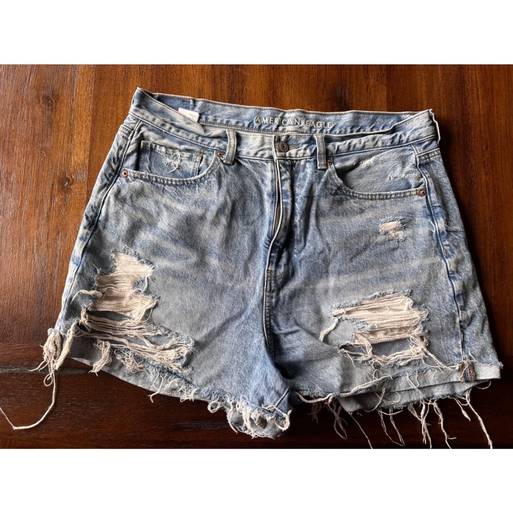 American Eagle Mom Shorts Womens 14 Light Wash Distressed High Waisted Denim